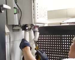 ガス給湯器本体の設置