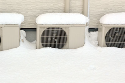 雪で室外機の吸込み口がふさがれているケース