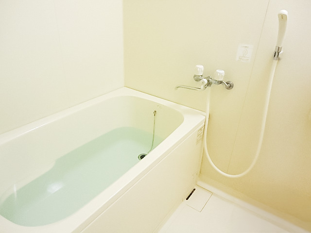 お風呂のカビ臭さの原因は浴槽エプロン内部にあり！？掃除する方法を解説