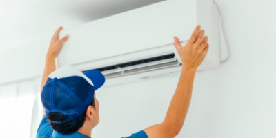 エアコンを設置しているシーン