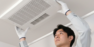 浴室乾燥機設置を設置しているシーン