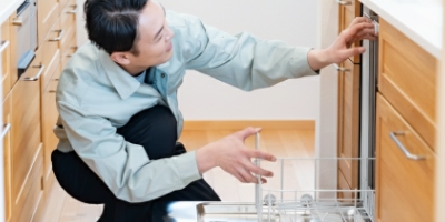 食洗器を設置しているシーン