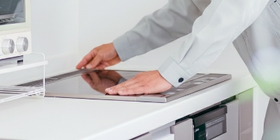 IHヒーターを設置しているシーン