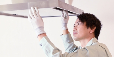 レンジフードを設置しているシーン