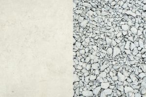 カーポートの地面はどちらが良い？ コンクリートと砂利の特徴を解説